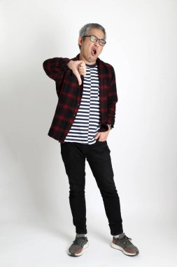 Beyaz arka planda duran Asyalı adam.