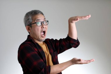 Beyaz arka planda duran Asyalı adam..