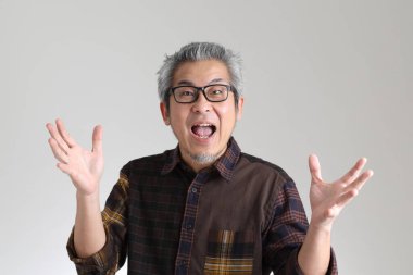 Beyaz arka planda duran kıdemli Asyalı adam.