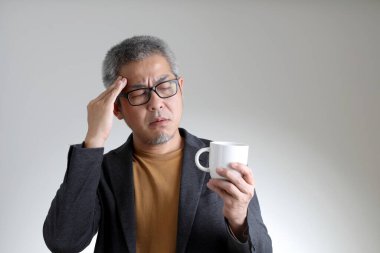 Beyaz arka planda duran akıllı Asyalı adam..