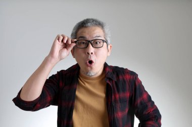 Beyaz arka planda duran Asyalı adam..