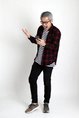 Beyaz arka planda duran Asyalı adam.