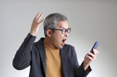 Beyaz arka planda duran akıllı Asyalı adam..