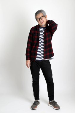 Beyaz arka planda duran Asyalı adam.