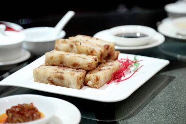 Pirinç keki Çin lokantasında servis edilir..