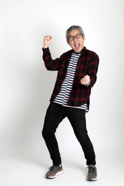 Beyaz arka planda duran Asyalı adam.