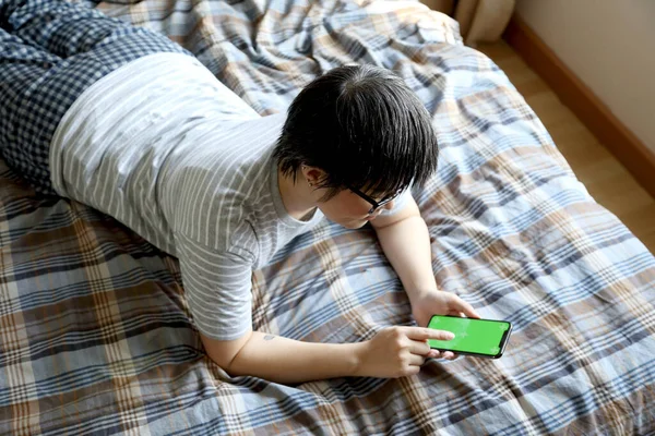 Mujer Asiática Usando Teléfono Inteligente Cama — Foto de Stock