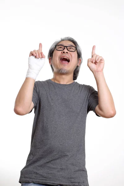 Der Asiatische Mann Mit Binden Der Hand Steht Auf Weißem — Stockfoto