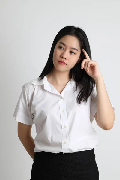 Menina Asiática Uniforme Universitário Sobre Fundo Branco — Fotografia de Stock