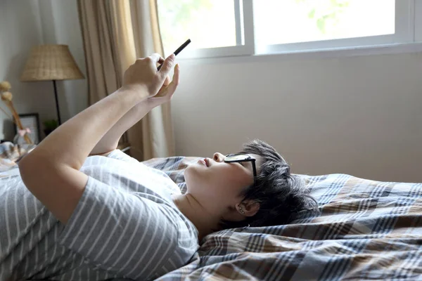 Mujer Asiática Usando Teléfono Inteligente Cama — Foto de Stock