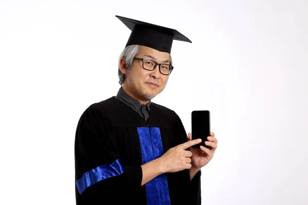 Asijský Muž Maturitním Rouchu — Stock fotografie