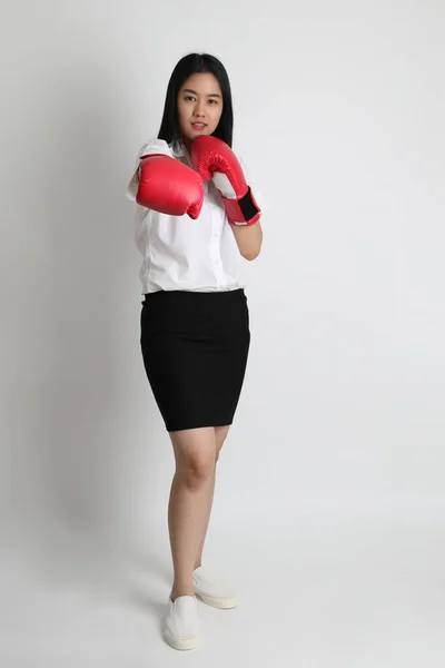 Menina Asiática Uniforme Universitário Sobre Fundo Branco — Fotografia de Stock