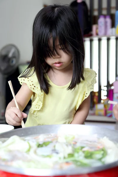 Das Asiatische Mädchen Kocht Und Isst Fleisch Aus Dem Heißen — Stockfoto