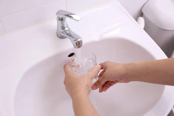 Llenado Agua Los Vasos — Foto de Stock