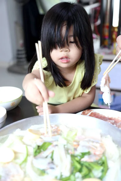 Das Asiatische Mädchen Kocht Und Isst Fleisch Aus Dem Heißen — Stockfoto