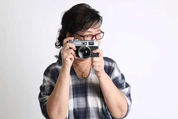 Aîné Asiatique Femme Debout Sur Fond Blanc — Photo