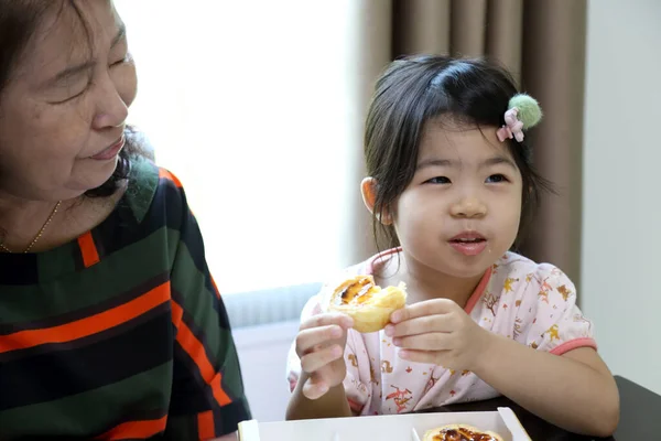 Die Asiatische Mädchen Genießen Essen — Stockfoto