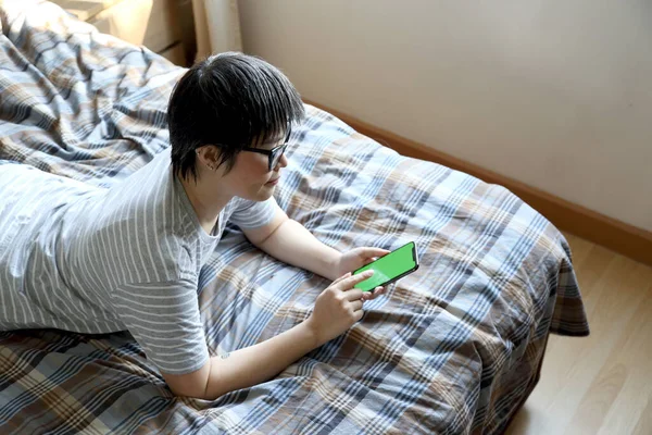 Azjatka Korzystająca Smartfona Łóżku — Zdjęcie stockowe