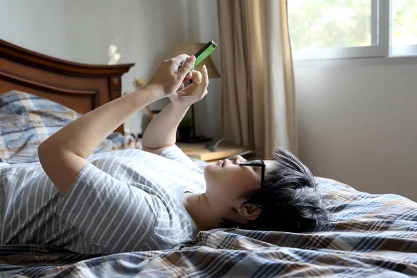 Mujer Asiática Usando Teléfono Inteligente Cama — Foto de Stock