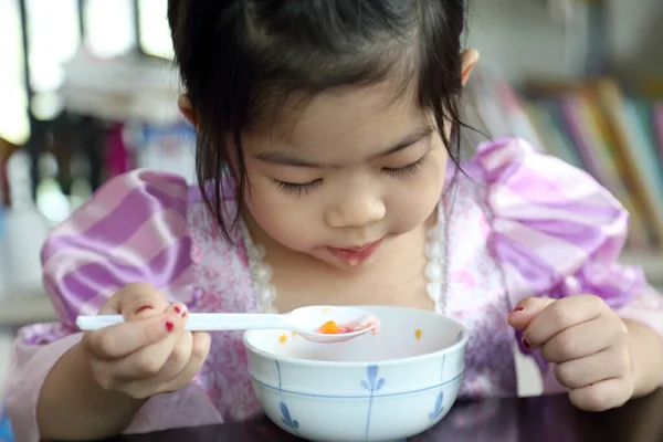 Das Süße Junge Asiatische Mädchen Isst Essen Haus — Stockfoto