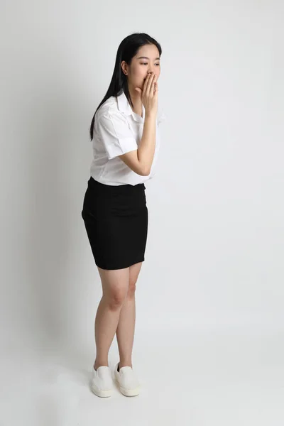 Asijky Dívka Univerzitní Uniformě Stojící Bílém Pozadí — Stock fotografie