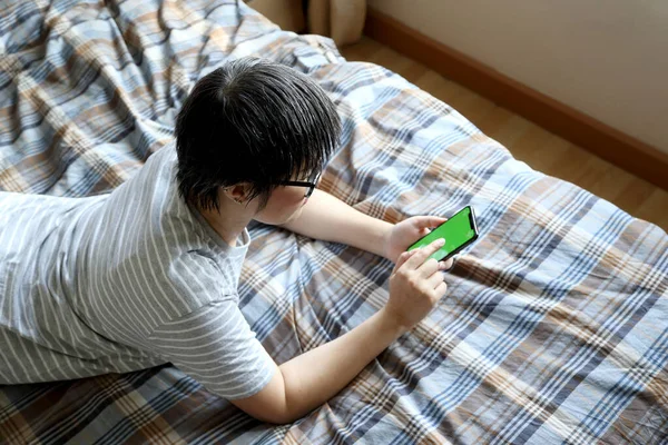 Mujer Asiática Usando Teléfono Inteligente Cama — Foto de Stock