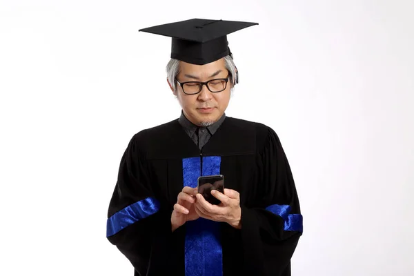 那个穿着毕业礼服的亚洲人 — 图库照片