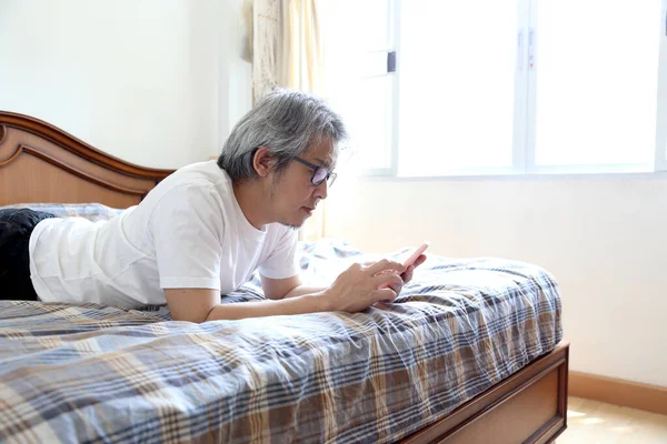 Hombre Asiático Usando Teléfono Inteligente Cama — Foto de Stock