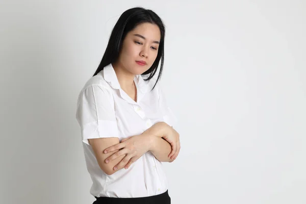 Ragazza Asiatica Uniforme Universitaria Piedi Sullo Sfondo Bianco — Foto Stock