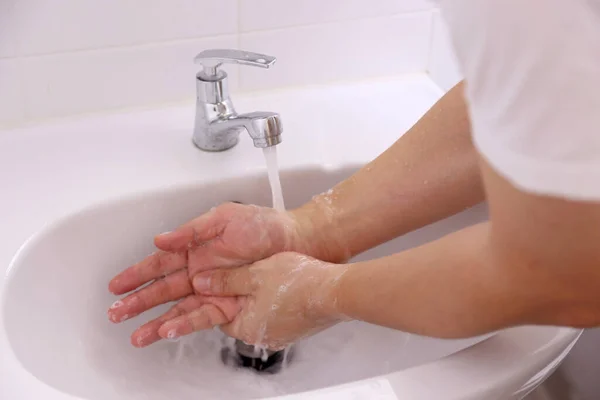 Lavarsi Mani Nel Bacino — Foto Stock