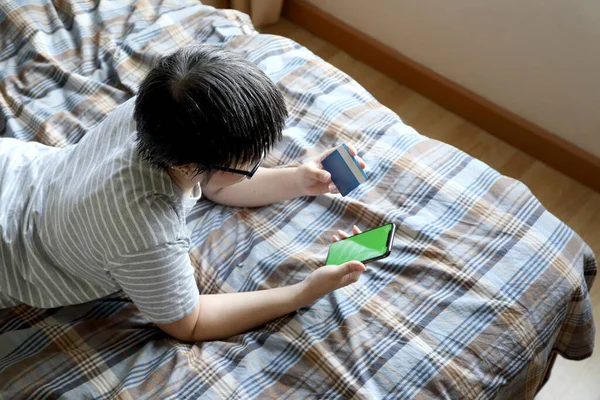 Mujer Asiática Usando Teléfono Inteligente Cama — Foto de Stock