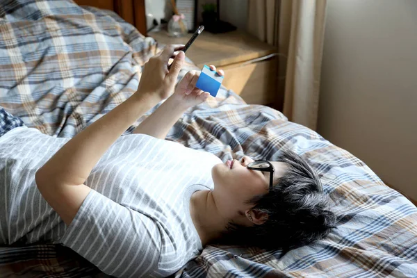 Mujer Asiática Usando Teléfono Inteligente Cama — Foto de Stock