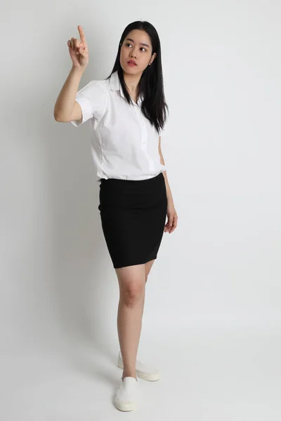 Menina Asiática Uniforme Universitário Sobre Fundo Branco — Fotografia de Stock