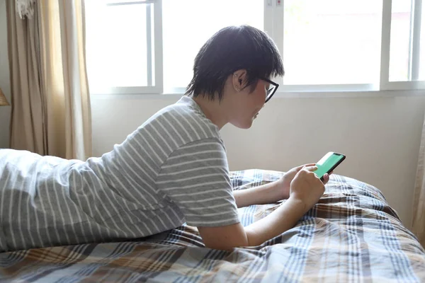 Mujer Asiática Usando Teléfono Inteligente Cama — Foto de Stock