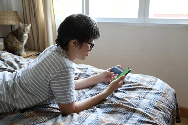 Mulher Asiática Usando Telefone Inteligente Cama — Fotografia de Stock