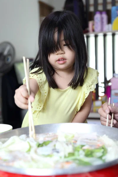 Das Asiatische Mädchen Kocht Und Isst Fleisch Aus Dem Heißen — Stockfoto