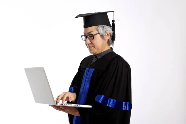 Asijský Muž Maturitním Rouchu — Stock fotografie