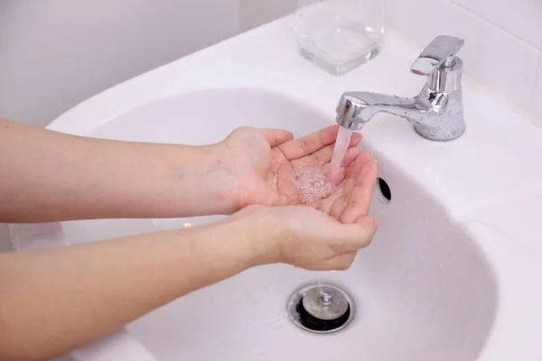 Wasser Die Hände Gießen — Stockfoto