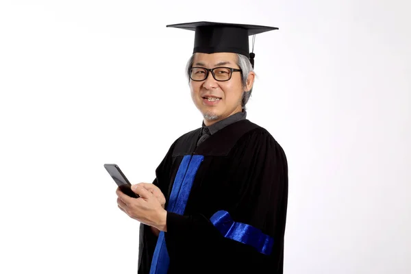 那个穿着毕业礼服的亚洲人 — 图库照片