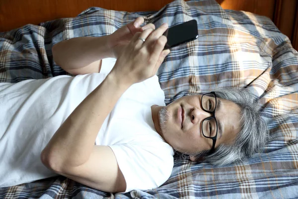 Hombre Asiático Usando Teléfono Inteligente Cama — Foto de Stock