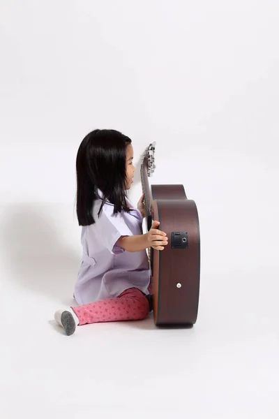 Jovem Menina Asiática Com Guitarra Acústica Fundo Whit — Fotografia de Stock
