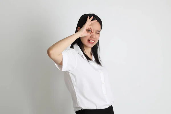 Ragazza Asiatica Uniforme Universitaria Piedi Sullo Sfondo Bianco — Foto Stock