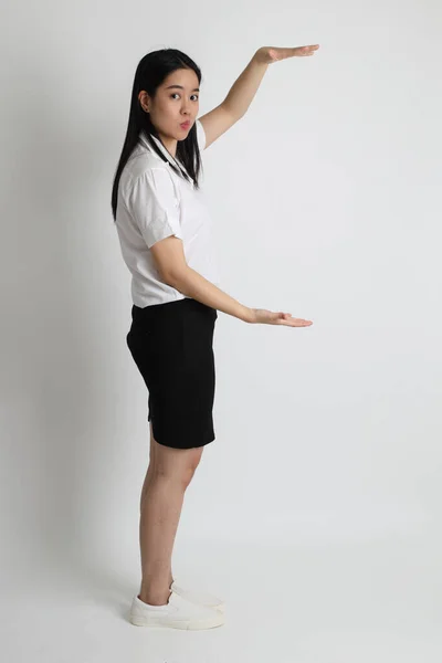 Menina Asiática Uniforme Universitário Sobre Fundo Branco — Fotografia de Stock