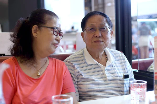 Pareja Asiática Mayor Sentados Juntos — Foto de Stock