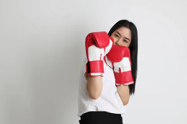 Het Aziatische Meisje Universiteit Uniform Staan Witte Achtergrond — Stockfoto