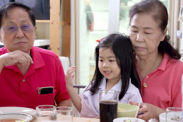 Famiglia Asiatica Pranza Nella Sala Pranzo — Foto Stock