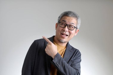 Beyaz arka planda duran akıllı Asyalı adam..