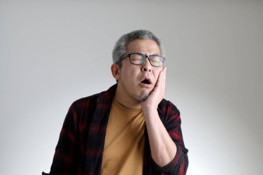 Beyaz arka planda duran Asyalı adam..