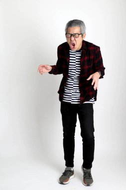 Beyaz arka planda duran Asyalı adam.