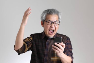 Beyaz arka planda duran kıdemli Asyalı adam.